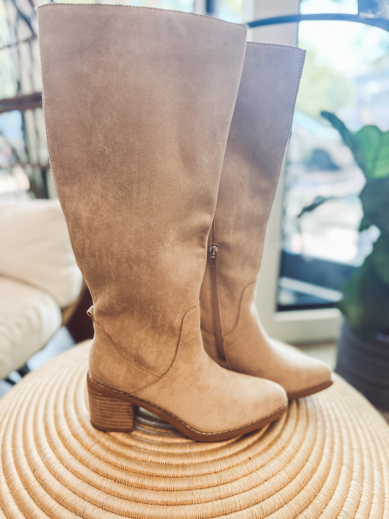 Timeless tall boots - beige