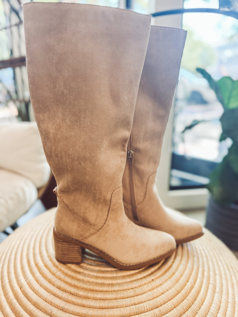 Timeless tall boots - beige