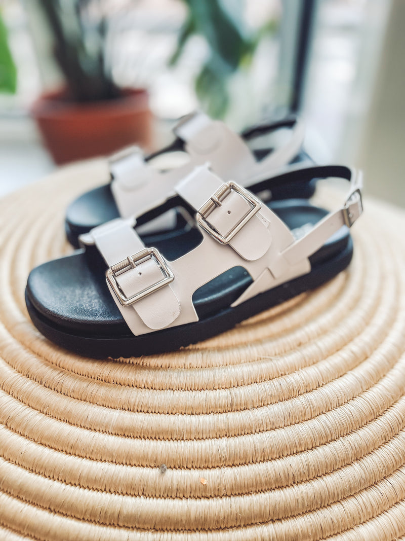 Mixed feeling sandals