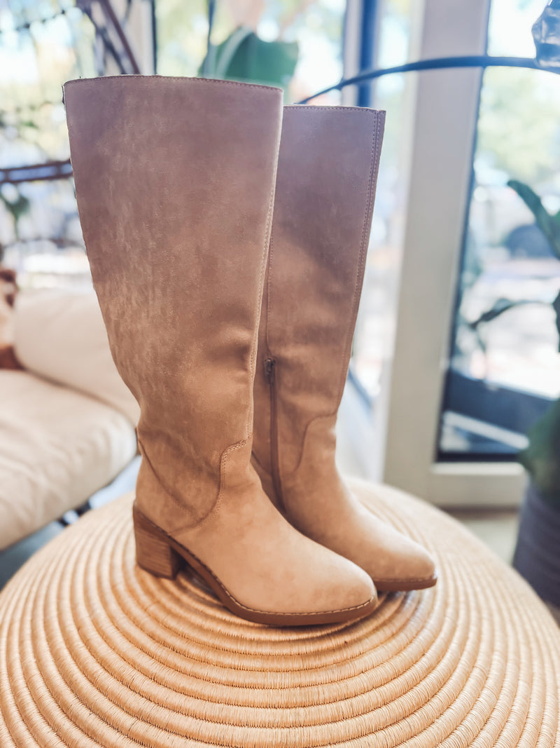 Timeless tall boots - beige