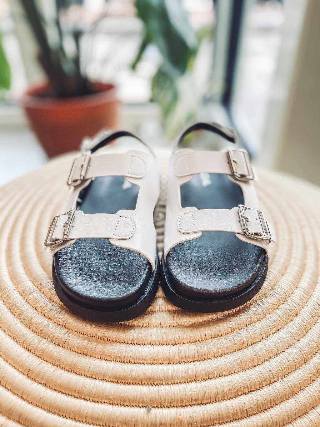 Mixed feeling sandals